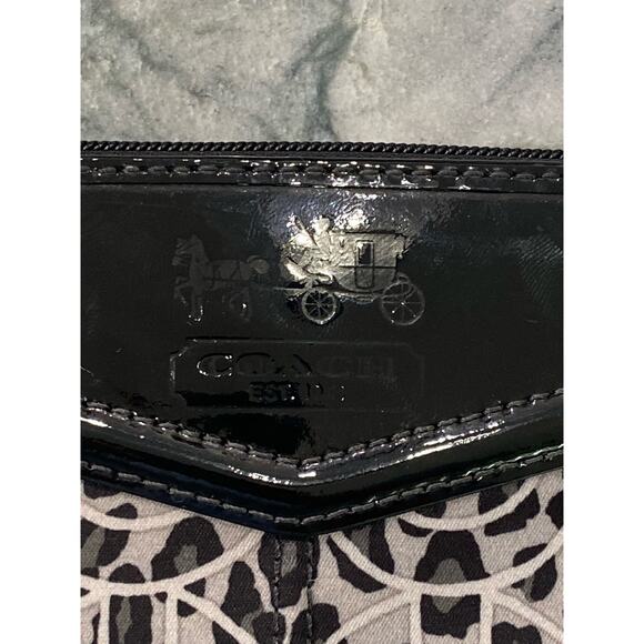 Coach signature canvas wristlet with patent leather - Picture 3 of 13